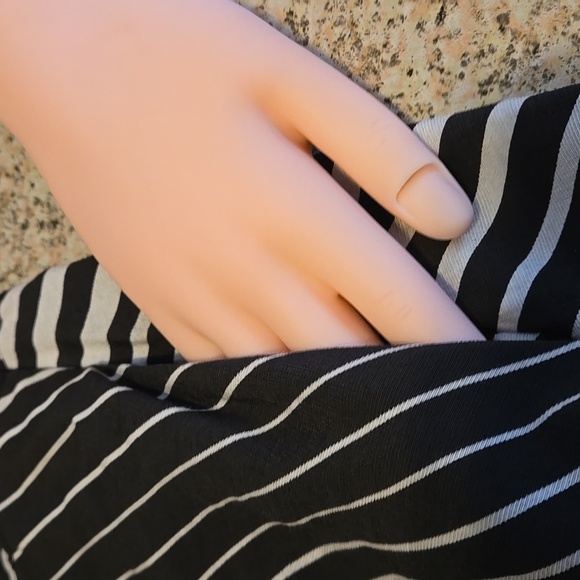 The Limited Black and White Roman-Striped Skirt 2 side Pockets Women size M - Picture 11 of 11